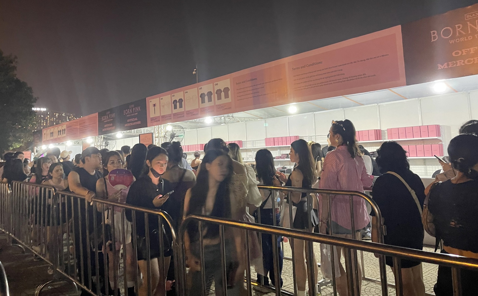 Đêm nhạc đầu tiên của BLACKPINK "đốn tim" fan Việt