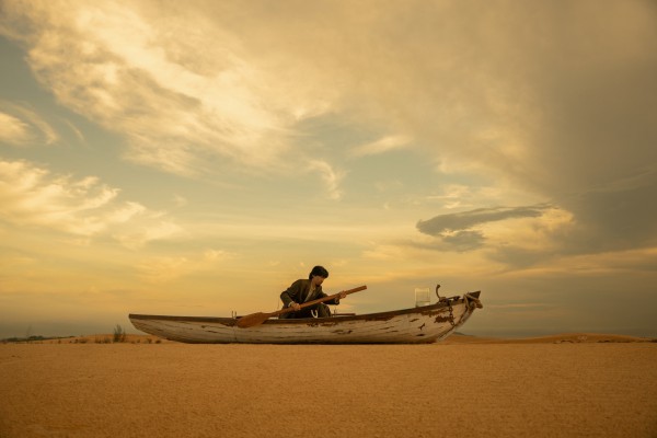 Đen lại gây tò mò với teaser MV chèo thuyền trên… cát