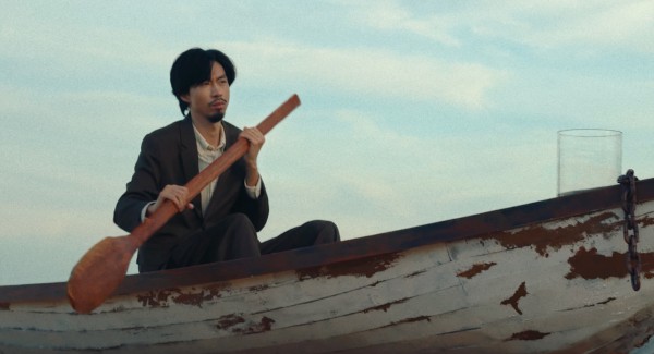 Đen lại gây tò mò với teaser MV chèo thuyền trên… cát