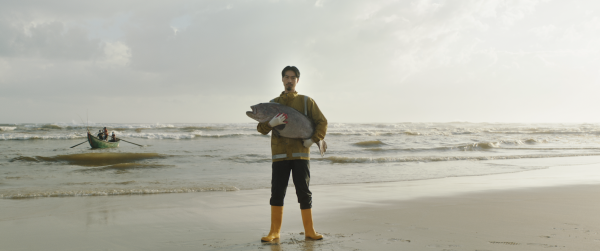Đen tung teaser MV độc nhất vô nhị: Hai tay ôm chú cá to, một mình rap giữa biển