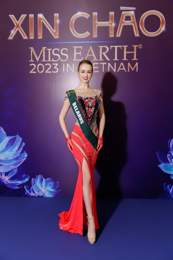 90 thí sinh Miss Earth 2023 ra mắt khán giả Việt Nam, khoe nhan sắc quyến rũ với trang phục dạ hội