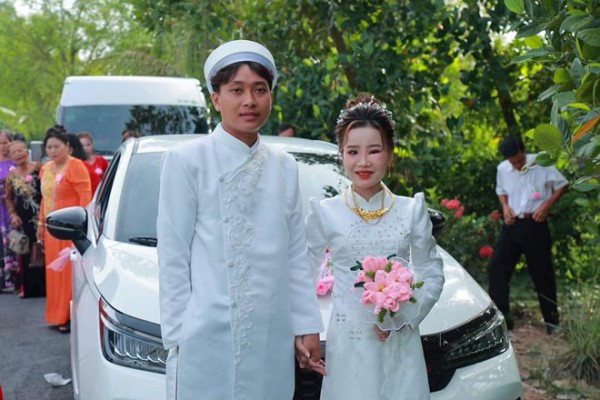 Cô dâu Kiên Giang “dở khóc dở cười” vì bị ong đốt ngay trong ngày cưới