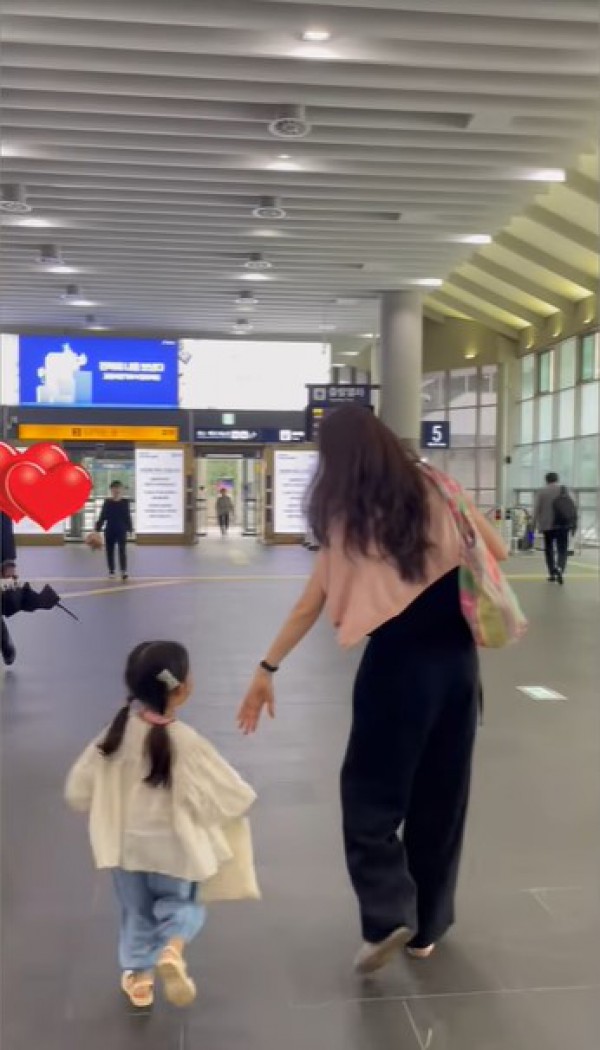 Con gái 3 tuổi nhà Choi Ji Woo khiến công chúng "tan chảy" với khoảnh khắc này bên mẹ