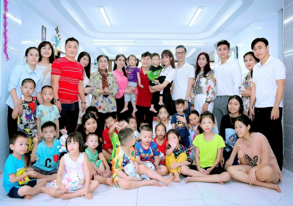 Gia đình Lý Hùng, Lý Hương cùng Á hậu Băng Châu tặng quà cho nghệ sĩ lão thành và trẻ em mồ côi