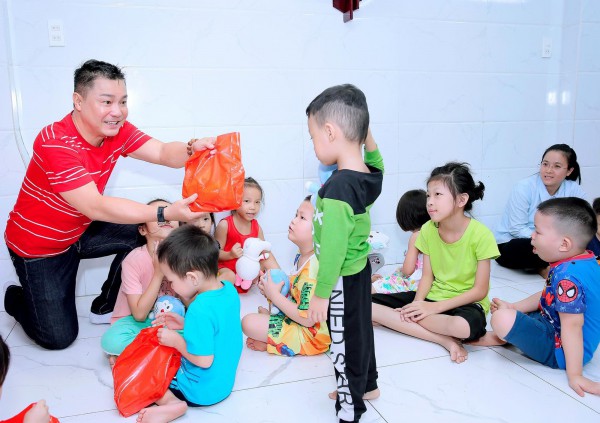 Gia đình Lý Hùng, Lý Hương cùng Á hậu Băng Châu tặng quà cho nghệ sĩ lão thành và trẻ em mồ côi