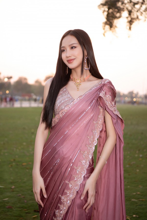 Hoa hậu Bảo Ngọc khi công tác tại Ấn Độ: Nhan sắc thăng hạng, ghi điểm bởi một hành động đặc biệt