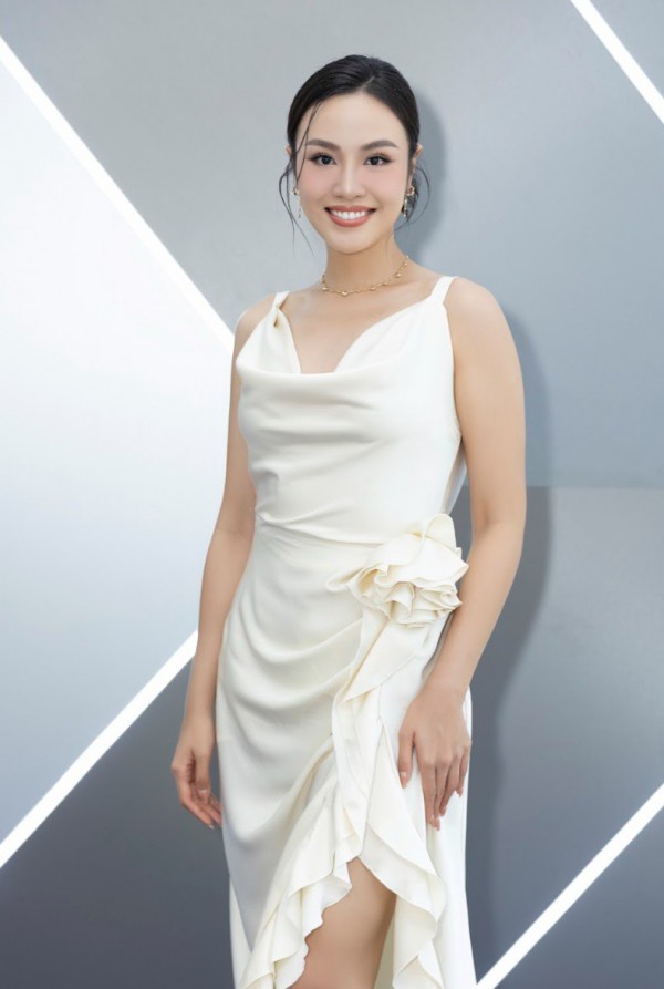 Hoa hậu Ngọc Châu xuất hiện xinh đẹp hậu ồn ào "gương mặt lạ"