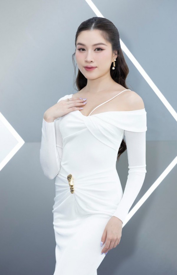 Hoa hậu Ngọc Châu xuất hiện xinh đẹp hậu ồn ào "gương mặt lạ"
