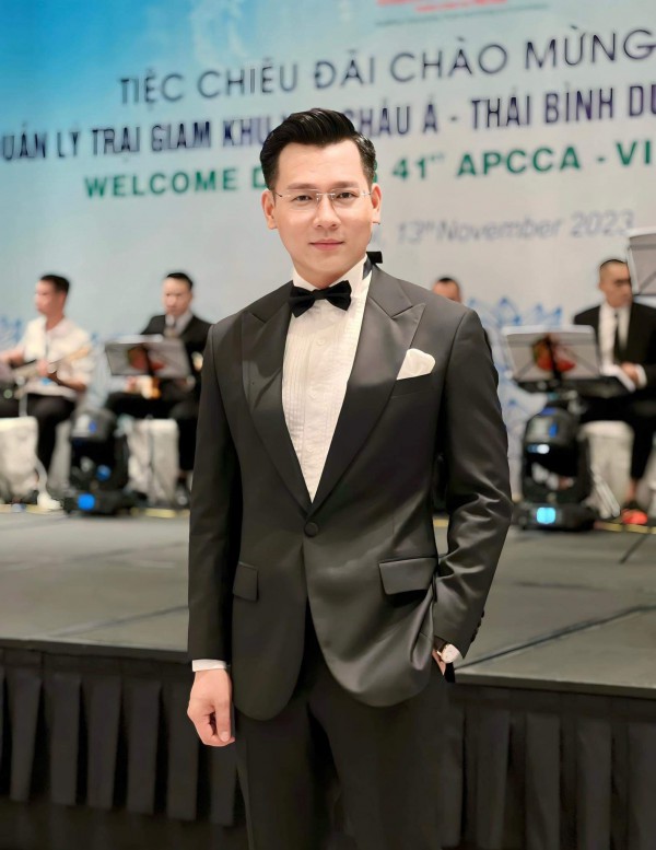 Hoa hậu Phan Kim Oanh dịu dàng sánh đôi cùng MC Thế Cương