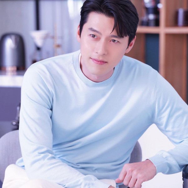 Hyun Bin gây sốt với vẻ ngoài cực phẩm, được bắt gặp đưa nhân vật đặc biệt tới nơi làm việc