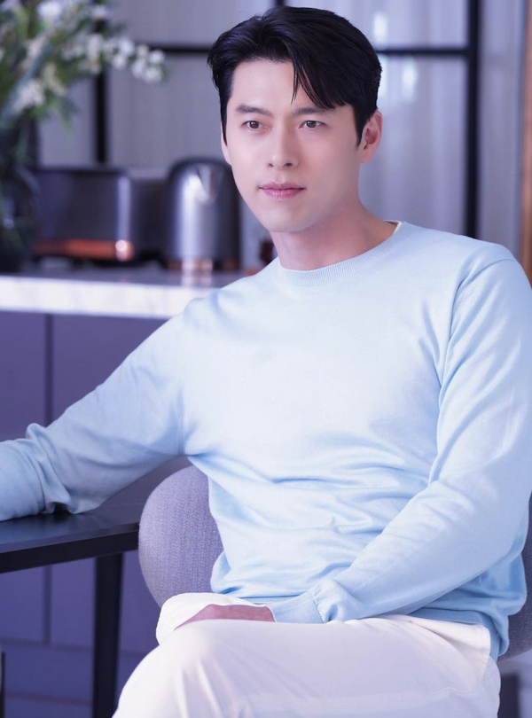 Hyun Bin gây sốt với vẻ ngoài cực phẩm, được bắt gặp đưa nhân vật đặc biệt tới nơi làm việc