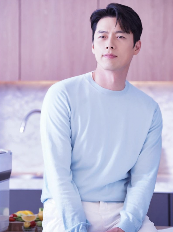 Hyun Bin gây sốt với vẻ ngoài cực phẩm, được bắt gặp đưa nhân vật đặc biệt tới nơi làm việc