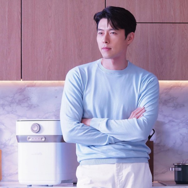 Hyun Bin gây sốt với vẻ ngoài cực phẩm, được bắt gặp đưa nhân vật đặc biệt tới nơi làm việc