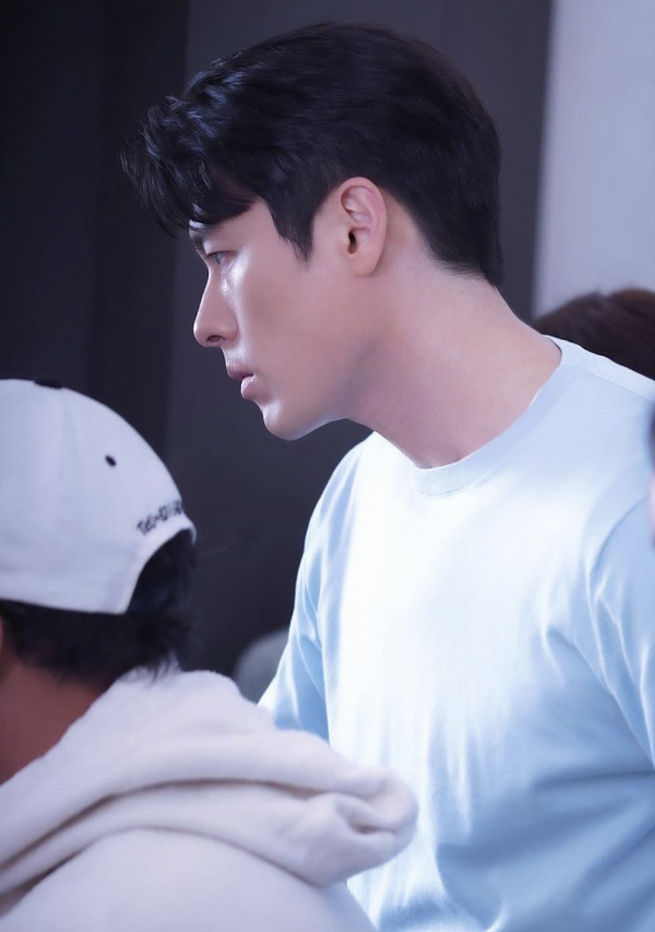 Hyun Bin gây sốt với vẻ ngoài cực phẩm, được bắt gặp đưa nhân vật đặc biệt tới nơi làm việc