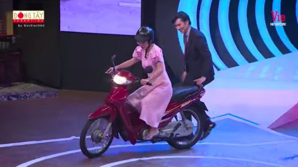 Ký ức vui vẻ: MC Thảo Vân lái xe máy lên sân khấu