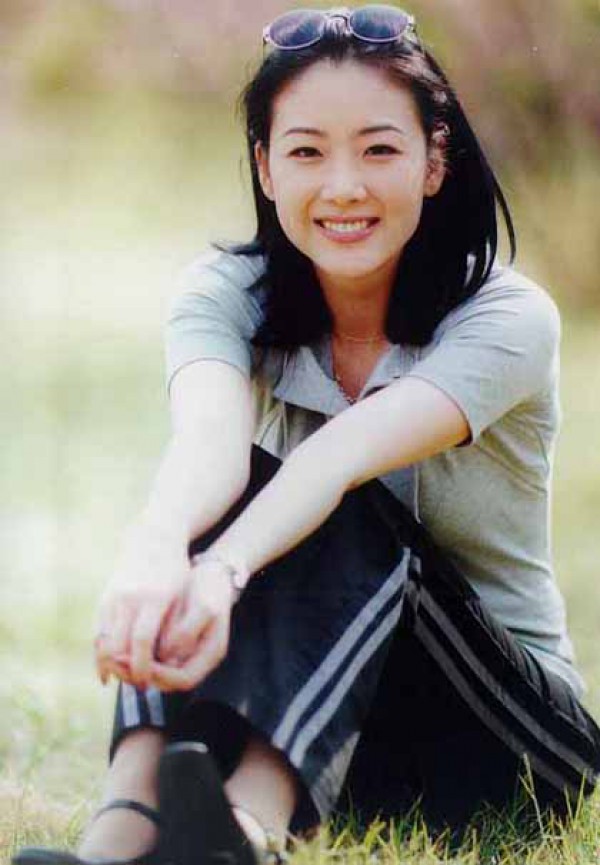 “Mẹ 1 con” Choi Ji Woo khoe nhan sắc lão hóa ngược với màn hóa “nữ sinh” ở tuổi U50