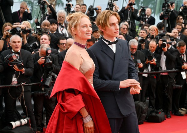Mỹ nam gây chú ý nhất lễ khai mạc LHP Cannes 2023 vì nét lãng tử, có bố mẹ là sao hạng A đình...