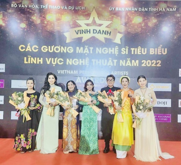 Nghệ sĩ Bình Tinh được vinh danh “Gương mặt nghệ sĩ tiêu biểu ngành nghệ thuật 2022”