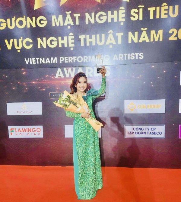 Nghệ sĩ Bình Tinh được vinh danh “Gương mặt nghệ sĩ tiêu biểu ngành nghệ thuật 2022”