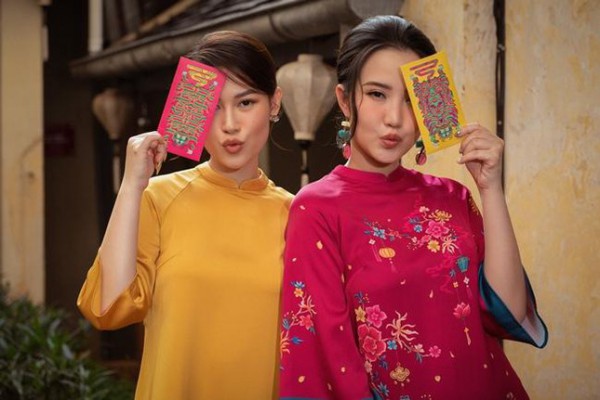 Ngọc Thanh Tâm duyên dáng trong tà áo dài Tết, đọ sắc cùng bà xã thiếu gia Phan Thành Ngọc Thanh Tâm duyên dáng trong tà áo dài Tết, đọ sắc cùng bà xã thiếu gia Phan Thành