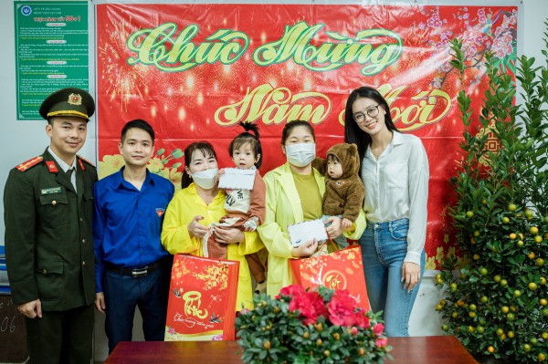 Người đẹp Miss World Việt Nam 2022 Bùi Khánh Linh giản dị khi làm thiện nguyện