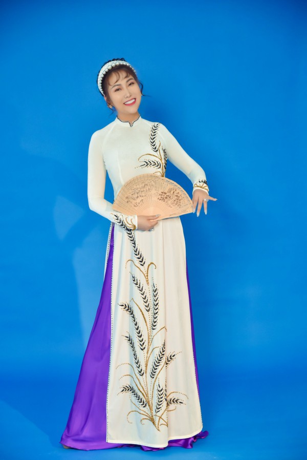 Phi Thanh Vân mặc áo dài nền nã đón Tết, tiết lộ 3 dự án mới trong năm 2023