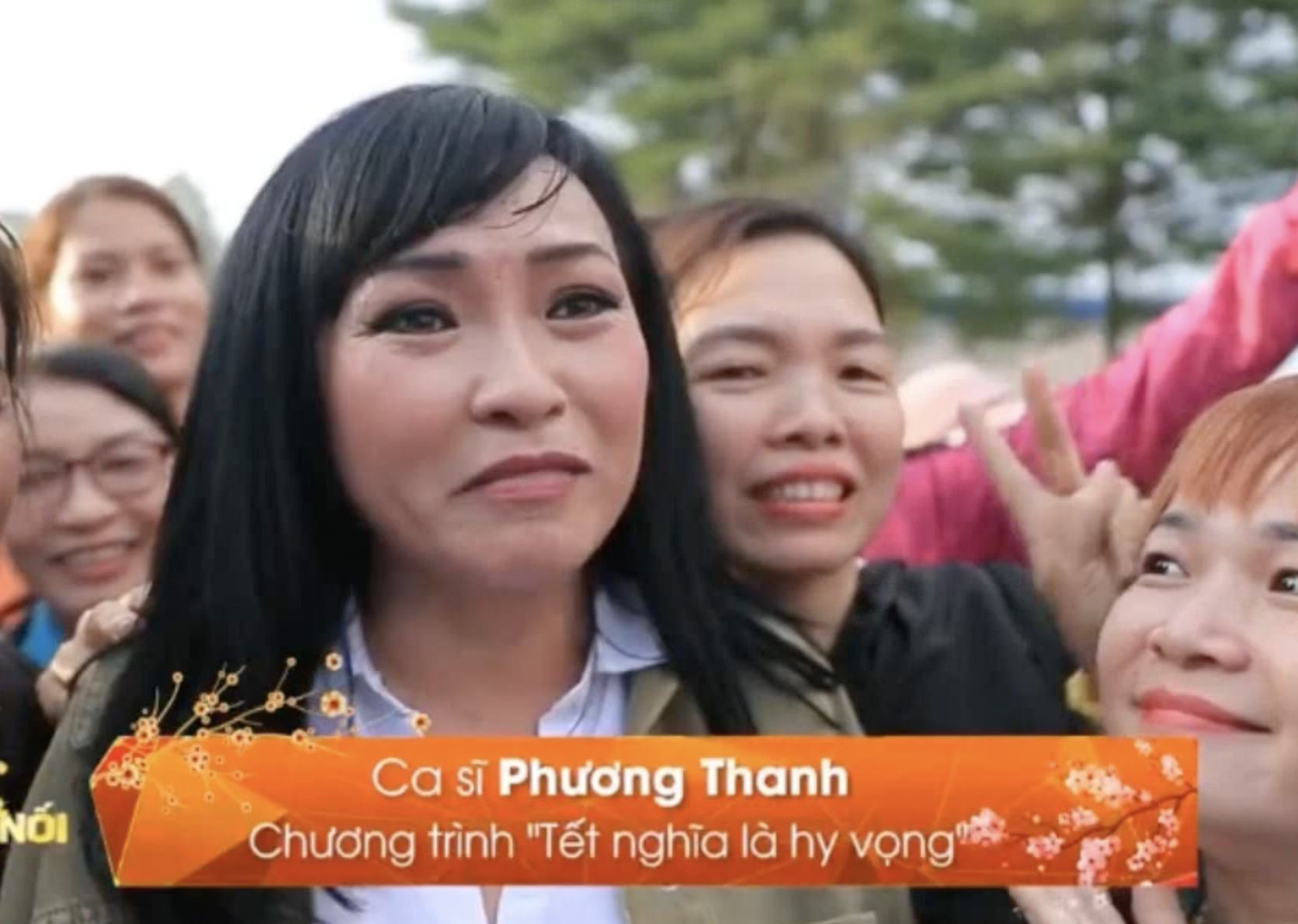 Phương Thanh ngồi xe kéo, hát cho hàng trăm công nhân trong chương trình Giao thừa trên VTV