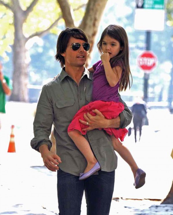 Suri 10 năm sau ngày cùng mẹ thoát khỏi Tom Cruise: Công chúa bỏ vương miện thành tiểu mỹ nhân, sống ra sao khi xa bố?