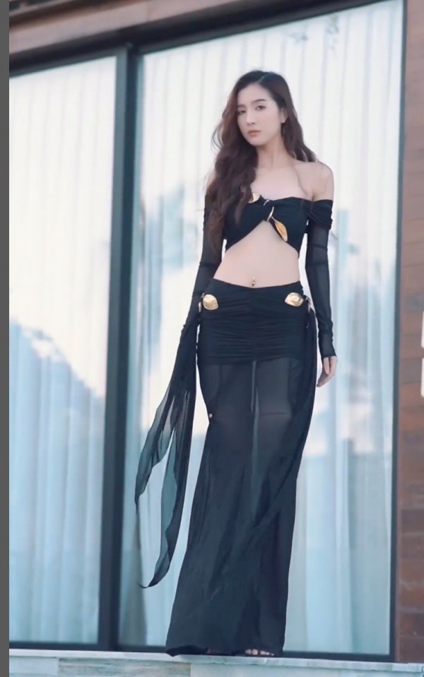 Vợ kém tuổi của Hồ Quang Hiếu có tỉ lệ vòng eo "siêu thực",  mặc đồ gì cũng đẹp