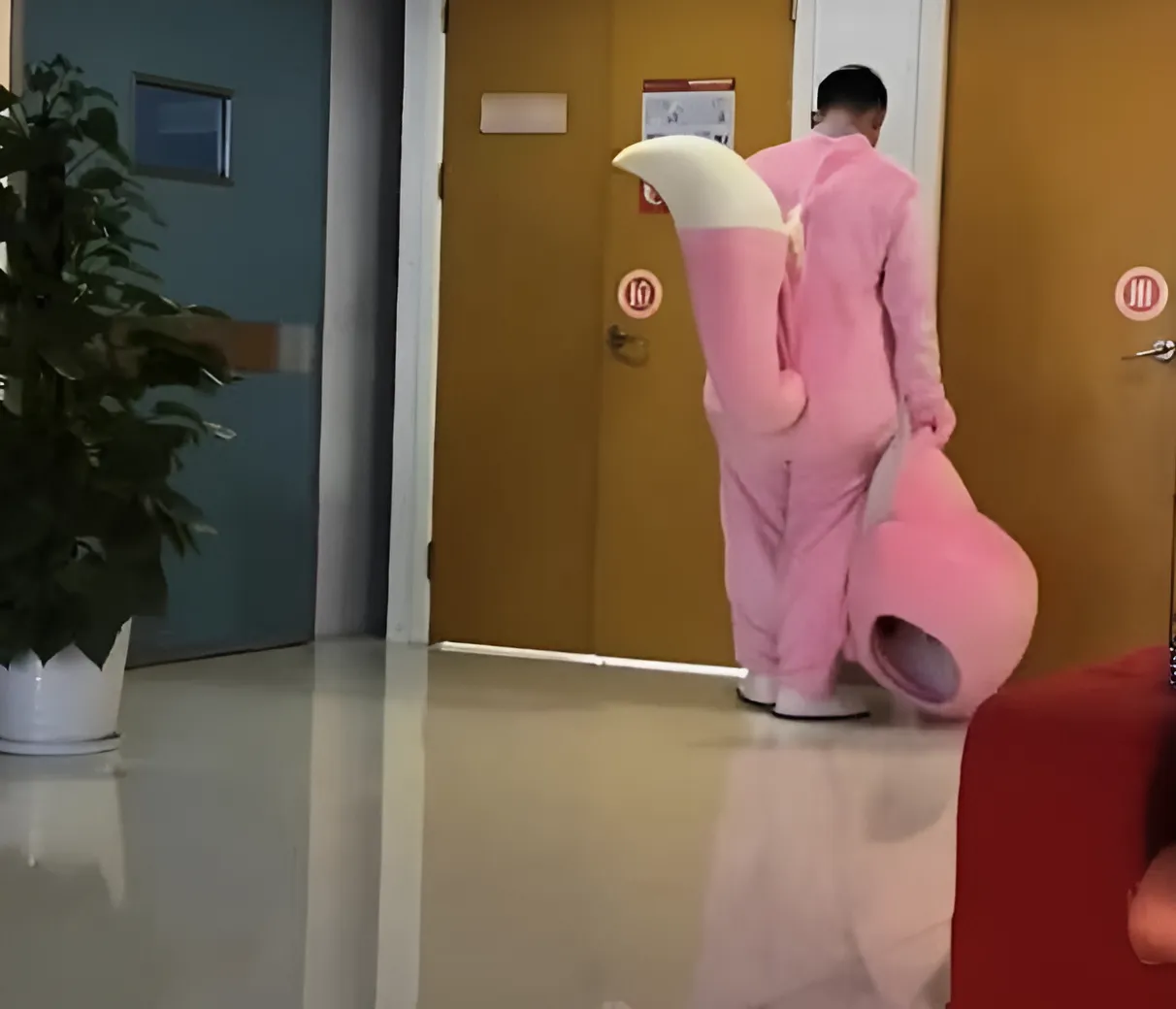 Chồng hoá trang thành gấu hồng đứng đợi vợ trước cửa phòng sinh, bất chấp thời tiết oi bức