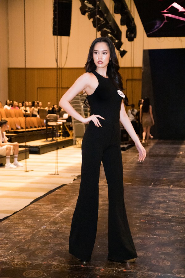 Hé lộ hậu trường chuẩn bị cho đêm hội thời trang của Hoa hậu Hoàn vũ Việt Nam 2022