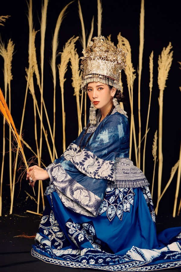 Hoa hậu Dương Yến Nhung xinh đẹp trong trang phục màu sắc của cô gái Mông
