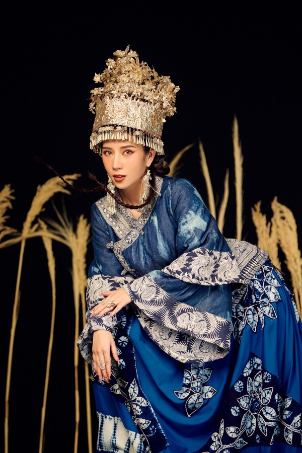 Hoa hậu Dương Yến Nhung xinh đẹp trong trang phục màu sắc của cô gái Mông