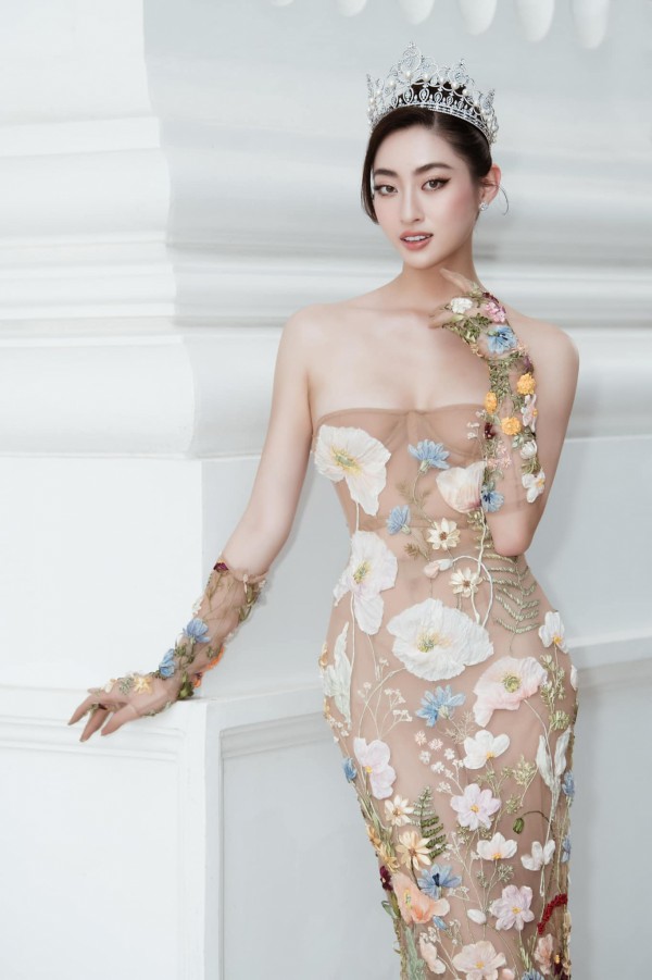 Hoa hậu Lương Thùy Linh khoe vai trần quyến rũ với đầm thêu hoa rực rỡ sắc màu