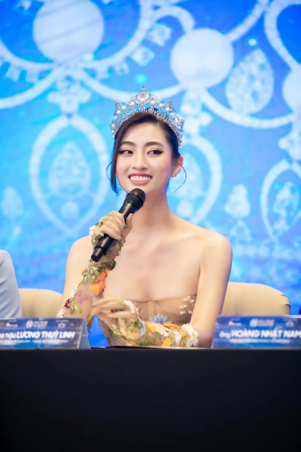 Hoa hậu Lương Thùy Linh khoe vai trần quyến rũ với đầm thêu hoa rực rỡ sắc màu