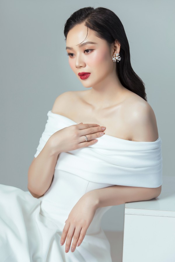 Hoa hậu Mai Phương đẹp kiêu sa trong bộ ảnh kỷ niệm 20 năm đăng quang