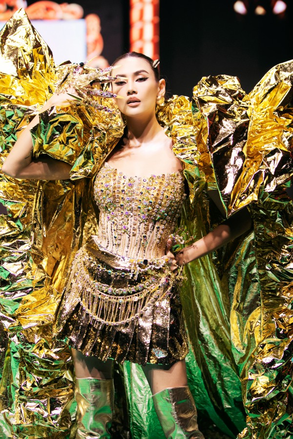 Hoa hậu Ngọc Châu mặc váy cưới nặng 20 kg trên sàn catwalk