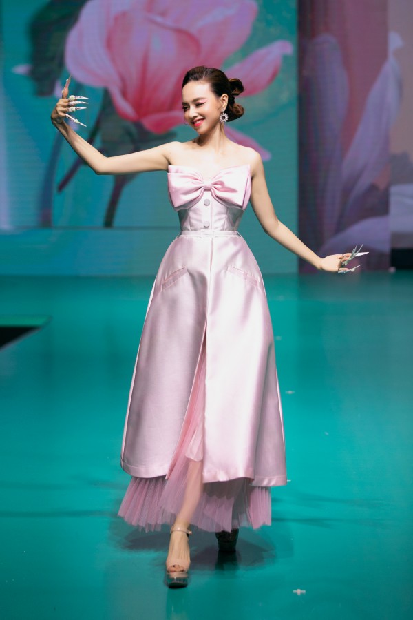 Hoa hậu Ngọc Châu mặc váy cưới nặng 20 kg trên sàn catwalk