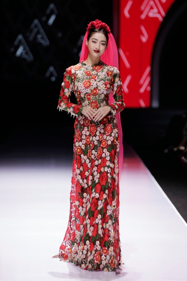 Hoa hậu Đỗ Thị Hà, Lương Thùy Linh biến hóa trên sàn diễn thời trang