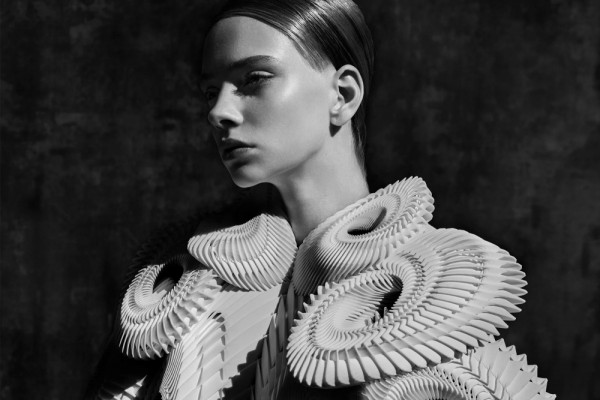 Iris van Herpen - “Phù thủy” của làng thời trang lấy cảm hứng từ hóa thạch