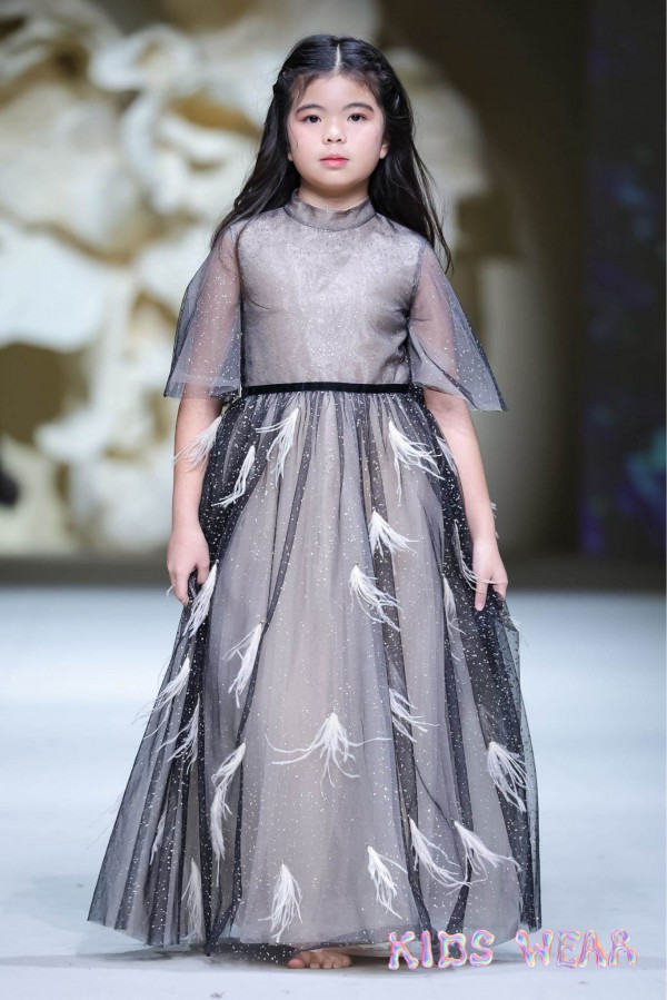 Mẫu nhí 10 tuổi “gây thương nhớ” tại Tuần lễ thời trang Thượng Hải