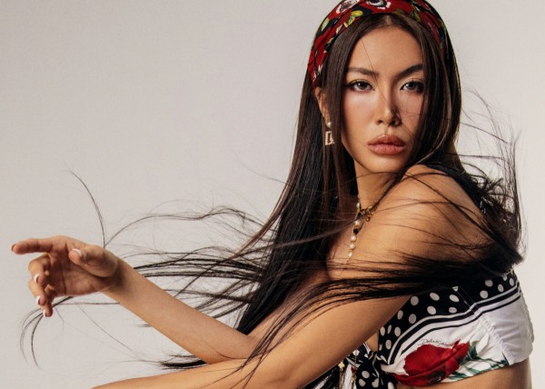 Minh Tú khoe vòng eo "con kiến" trong bộ ảnh mới