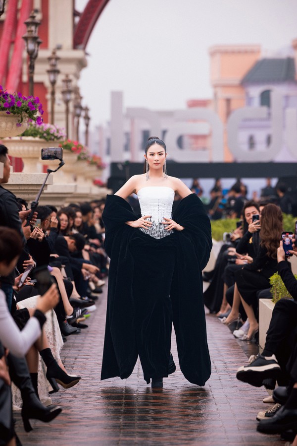 Nhiều năm rời xa sàn catwalk, Ngọc Hân, Thúy Hương tái xuất làm vedette