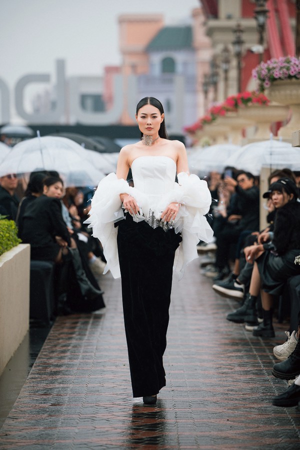 Nhiều năm rời xa sàn catwalk, Ngọc Hân, Thúy Hương tái xuất làm vedette