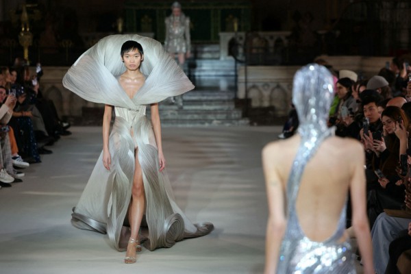 Những khoảnh khắc thời trang ấn tượng nhất Tuần lễ thời trang cao cấp Paris