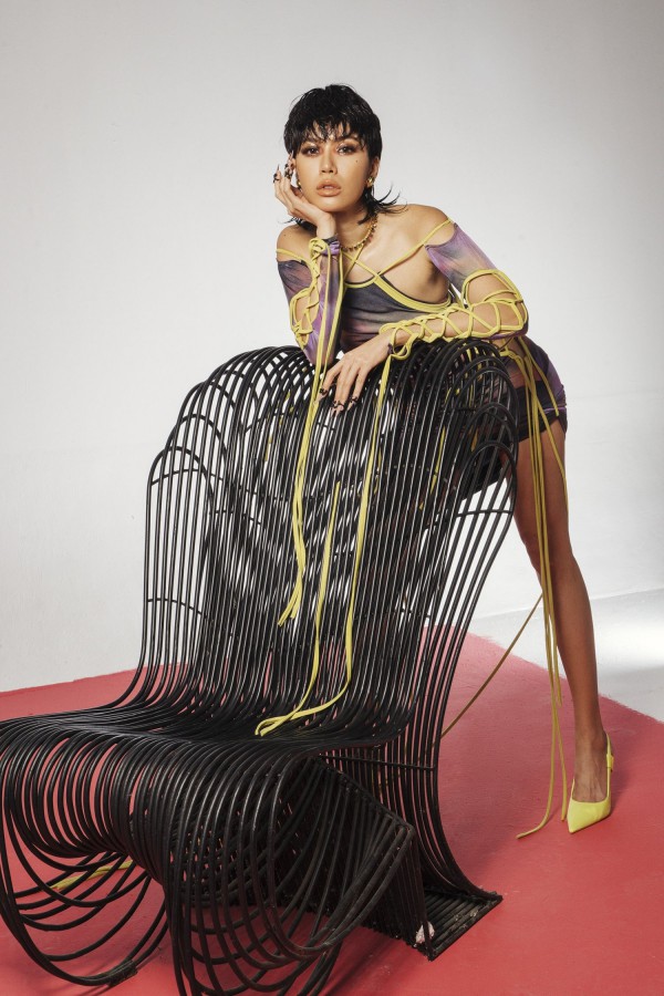 Siêu mẫu Minh Tú biến tấu phong cách theo xu hướng thời trang Y2K