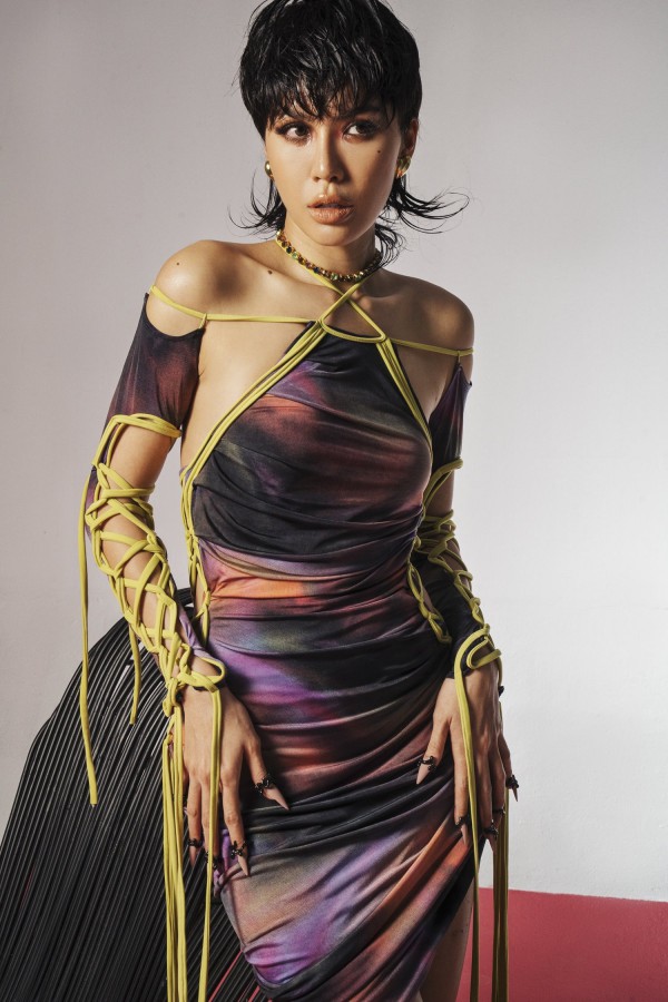 Siêu mẫu Minh Tú biến tấu phong cách theo xu hướng thời trang Y2K