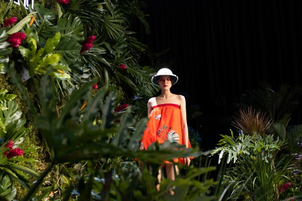 Siêu mẫu Thanh Hằng bất ngờ làm vedette, catwalk giữa "rừng"