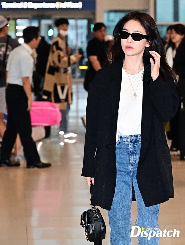 Song Hye-kyo biến sân bay thành sàn diễn thời trang