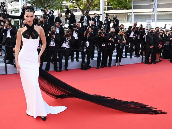Thời trang thảm đỏ Cannes gây chú ý của siêu mẫu Bella Hadid